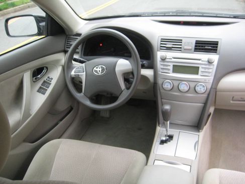 Used 2011 Toyota Camry LE image 11