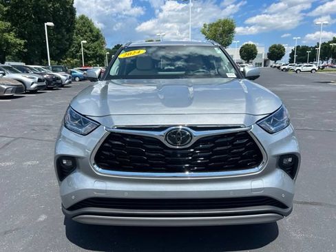 Used 2024 Toyota Highlander Platinum FWD image 2