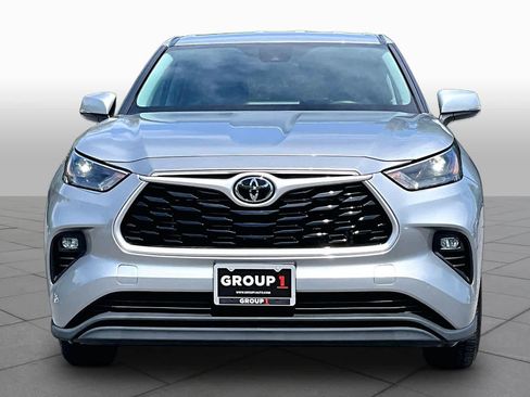 Used 2022 Toyota Highlander LE AWD/4WD image 4