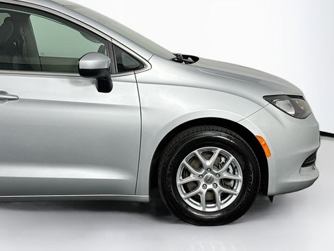 Used 2023 Chrysler Voyager LX image 41