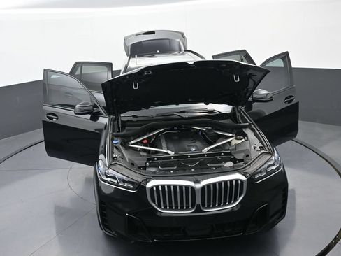 Used 2024 BMW X5 xDrive40i w/ M Sport Package AWD/4WD image 39