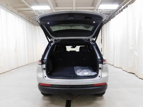 New 2025 Jeep Grand Cherokee Altitude image 14