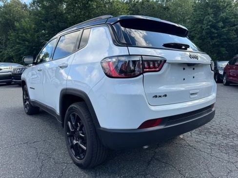 Used 2024 Jeep Compass Latitude w/ Convenience Group AWD/4WD image 3