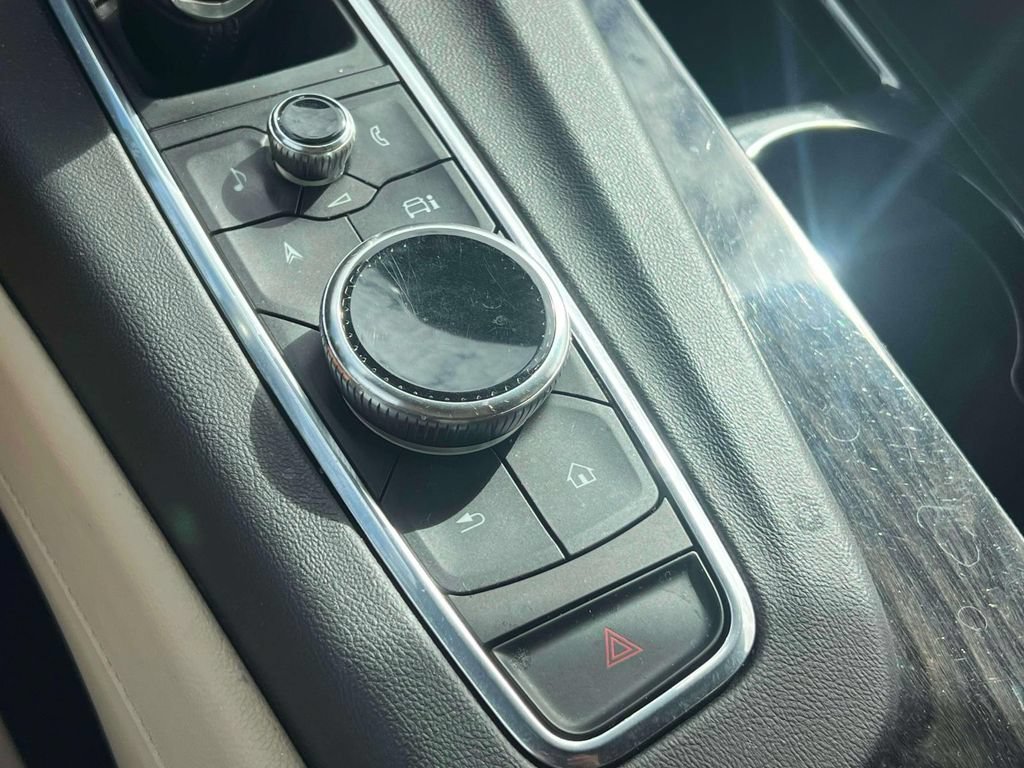 Used 2021 Cadillac Escalade Premium Luxury AWD/4WD image 32