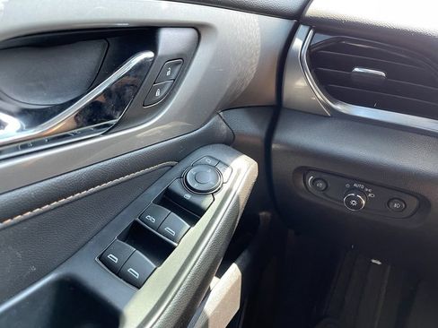 Used 2021 Chevrolet Traverse LT AWD/4WD image 10
