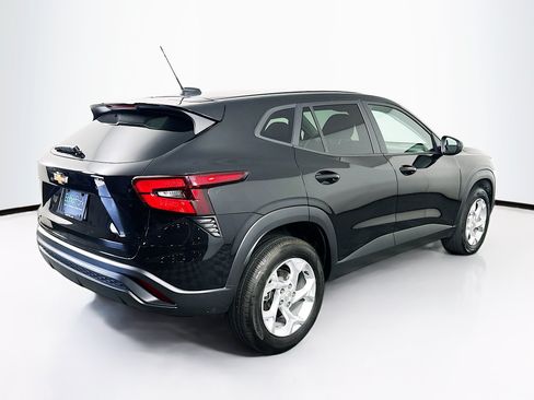 Used 2025 Chevrolet Trax LS w/ LS Convenience Package FWD image 9