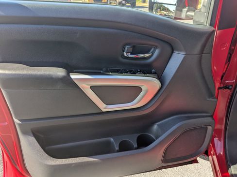 Used 2021 Nissan Titan SV w/ SV Convenience Package image 11