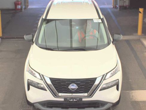 Used 2023 Nissan Rogue S image 2
