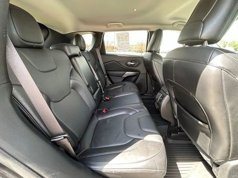 Used 2021 Jeep Cherokee Latitude Lux w/ Comfort/Convenience Group FWD image 29