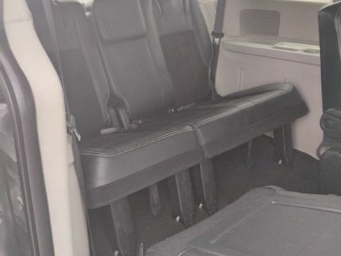 Used 2019 Dodge Grand Caravan SXT image 17