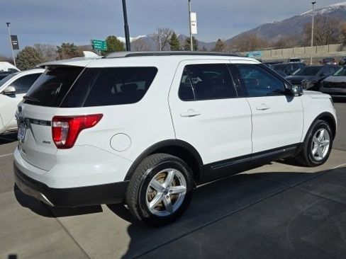 Used 2017 Ford Explorer XLT image 4