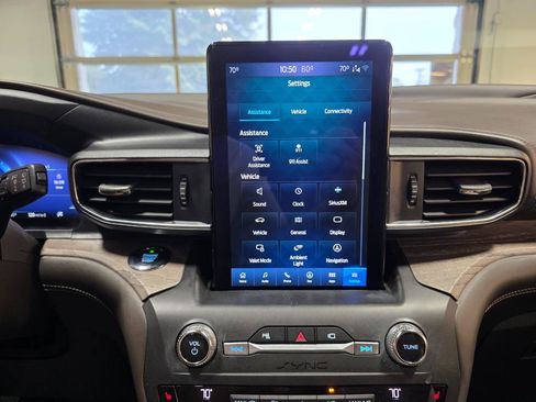 Used 2020 Ford Explorer Platinum w/ Premium Technology Package AWD/4WD image 37