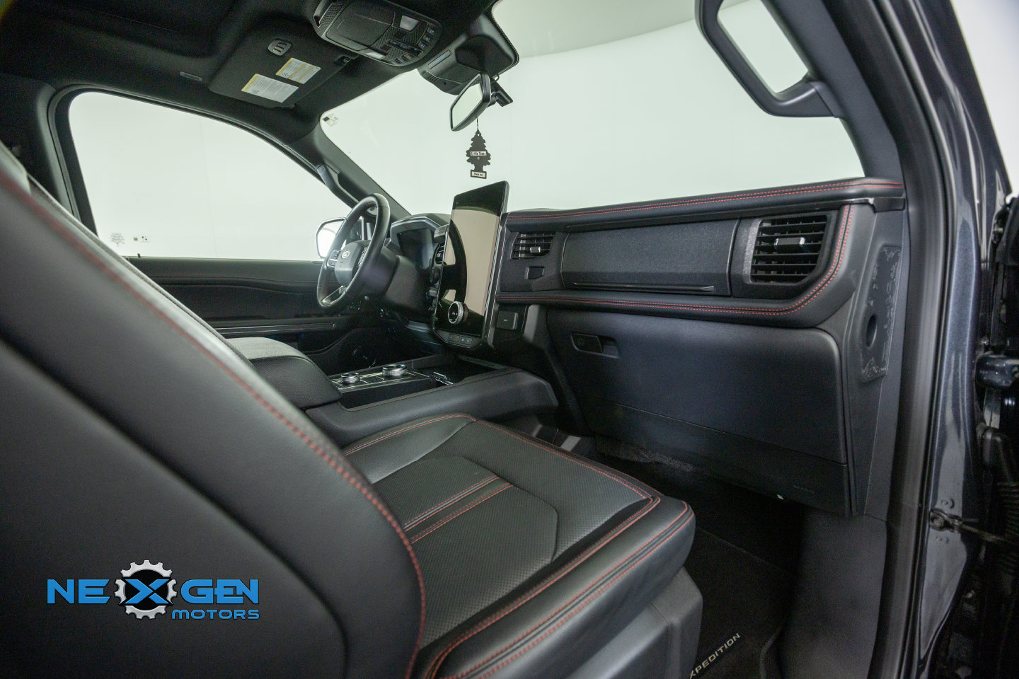 Used 2024 Ford Expedition Limited AWD/4WD image 43