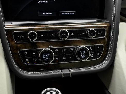 Used 2024 Bentley Bentayga AWD/4WD image 34