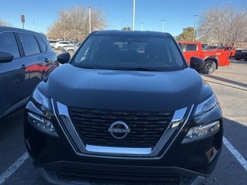 Used 2023 Nissan Rogue SV image 2