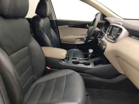 Used 2019 Kia Sorento FWD image 21