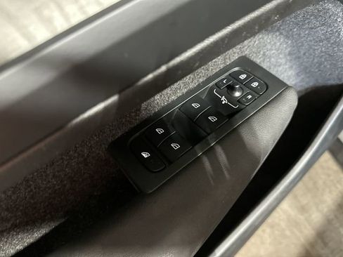 Used 2025 Volvo XC40 B5 Core w/ Protection Package Premier image 19
