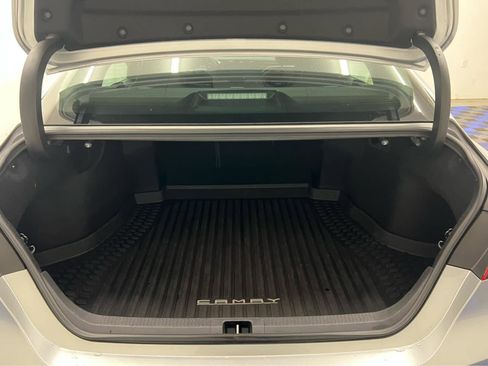 Used 2018 Toyota Camry LE image 12