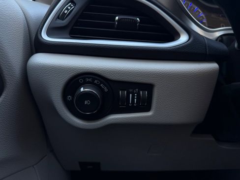 Used 2020 Chrysler Pacifica Touring-L image 17