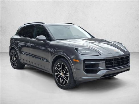 Used 2025 Porsche Cayenne image 3