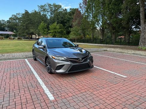 Used 2020 Toyota Camry SE image 1