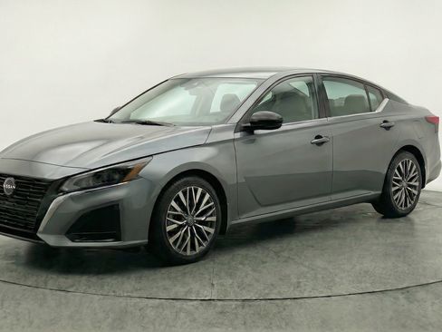Used 2025 Nissan Altima 2.5 SV image 3