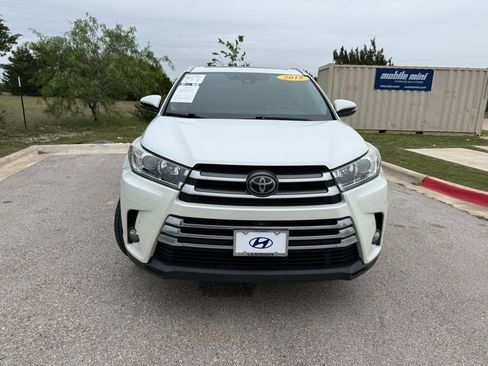 Used 2018 Toyota Highlander Limited Platinum FWD image 2