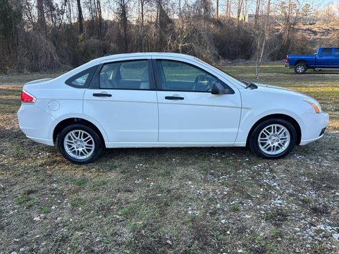 Used 2011 Ford Focus SE image 2