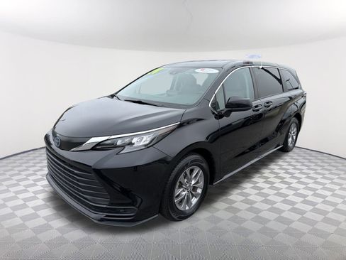 Certified 2024 Toyota Sienna LE image 3