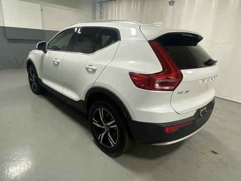Used 2025 Volvo XC40 B5 Core image 2