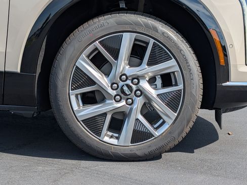 Used 2027 Cadillac Optiq Luxury w/ LPO, Floor Liner Package AWD/4WD image 9