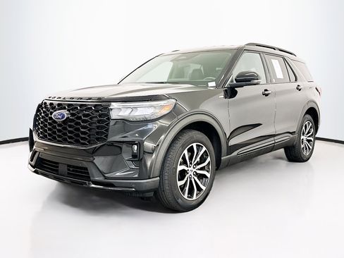 Used 2025 Ford Explorer ST-Line image 3