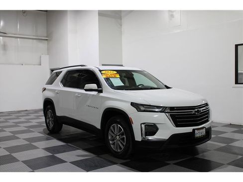 Used 2022 Chevrolet Traverse LT image 1