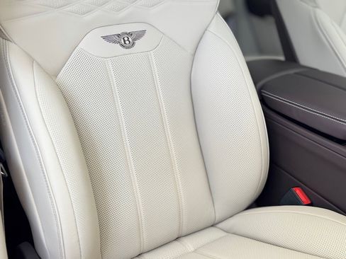 Used 2025 Bentley Bentayga image 8