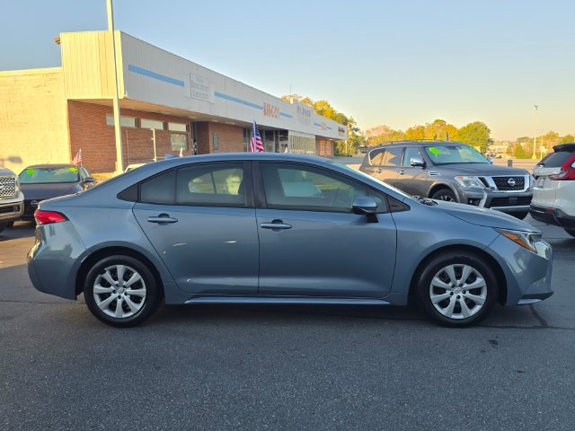 Used 2020 Toyota Corolla LE FWD image 2