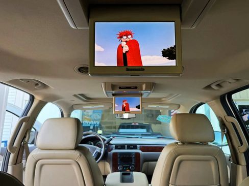 Used 2010 Chevrolet Suburban LTZ RWD image 18