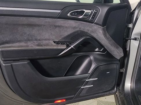Used 2016 Porsche Cayenne GTS image 9