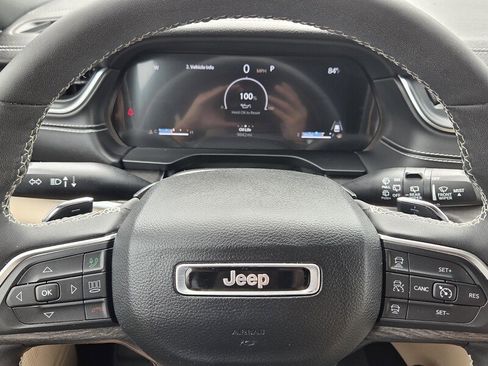 Certified 2024 Jeep Grand Cherokee Limited w/ Luxury Tech Group II AWD/4WD image 31