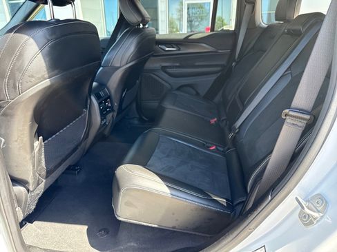 Used 2025 Jeep Grand Cherokee Altitude image 12