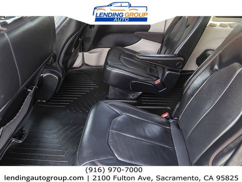 Used 2020 Chrysler Pacifica Touring-L w/ Tire & Wheel Group image 17