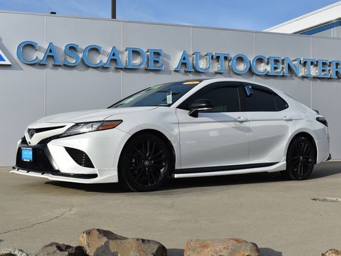 Used 2018 Toyota Camry XSE image 1