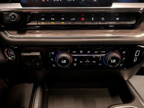 Used 2025 Chevrolet Silverado 1500 LTZ AWD/4WD image 25