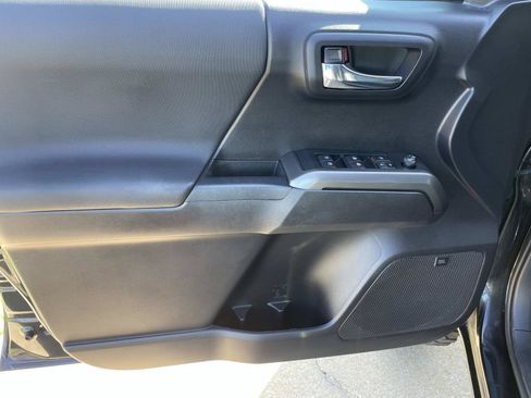 Used 2020 Toyota Tacoma TRD Sport w/ TRD Premium Sport Package AWD/4WD image 19