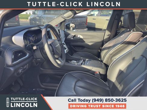 Used 2024 Chrysler Pacifica Limited w/ Uconnect Theater Family Group FWD image 17