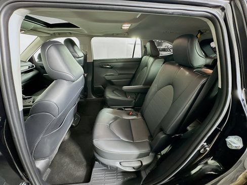 Used 2025 Toyota Highlander XLE FWD image 28