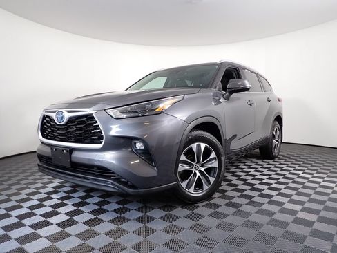Used 2023 Toyota Highlander XLE AWD/4WD image 2