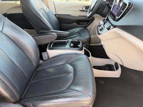 Used 2022 Chrysler Pacifica Touring-L image 12