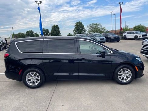 Used 2024 Chrysler Pacifica Touring-L FWD image 8