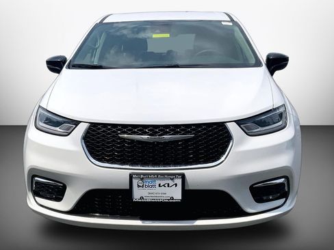 Used 2024 Chrysler Pacifica Touring-L FWD image 5