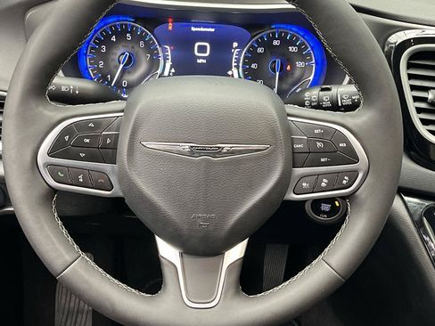 Used 2025 Chrysler Pacifica Select FWD image 14